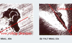 Bild 4: Versuchsergebnisse für die Ausbreitung von Ausbrüchen ausgehend von einer künstlichen Eindrückung im Zentrum der Innenringlaufbahn eines Kegelrollenlagers. Die Ellipse zeigt die ungefähre Größe des Hertz’schen Kontakts.