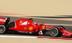 Sebastian Vettel und sein Ferrari in Aktion beim letzten Trainingslauf für den Grand Prix in Bahrain im April 2015.
