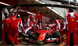 El piloto finlandés Kimi Räikkönen y su Ferrari durante un cambio de neumáticos en las pruebas de ­invierno en el Circuito de Barcelona-Cataluña en Montmeló, España.