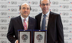 Julián Jiménez (izquierda), director de la fábrica de SKF en Tudela, y Hervé Girardin, director de la fábrica de SKF en Saint-Cyr.