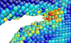 Bild 4: Detailaufnahme des vorderen Bereichs eines sich in Eisen fortpflanzenden Risses. Atomare Dehnung wird durch Farben der Atome dargestellt. Das Bild entstand mit der AtomEye Software.