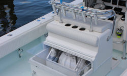 Les stabilisateurs gyroscopiques Seakeeper permettent au bateau de contrer le mouvement des vagues, améliorant la navigation et le confort des passagers.