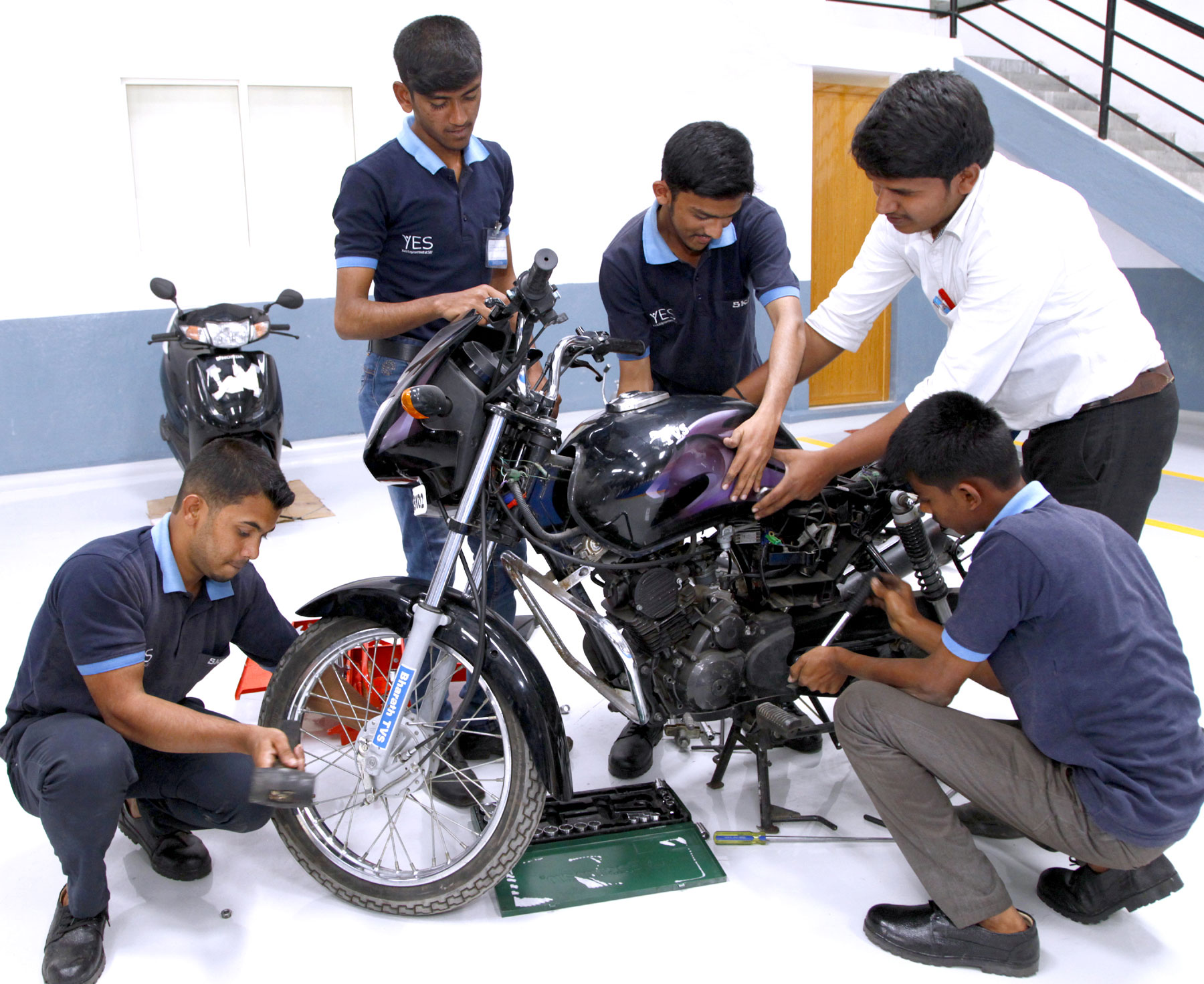 Le site YES de Pune est un atelier grandeur nature où des véhicules complets ou partiels servent à la formation.