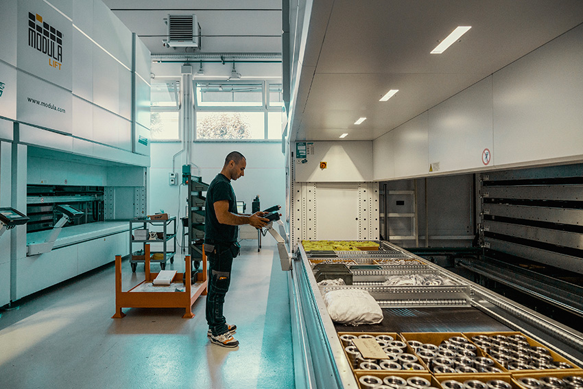 Matteo Benevelli al sistema di stoccaggio verticale automatico.