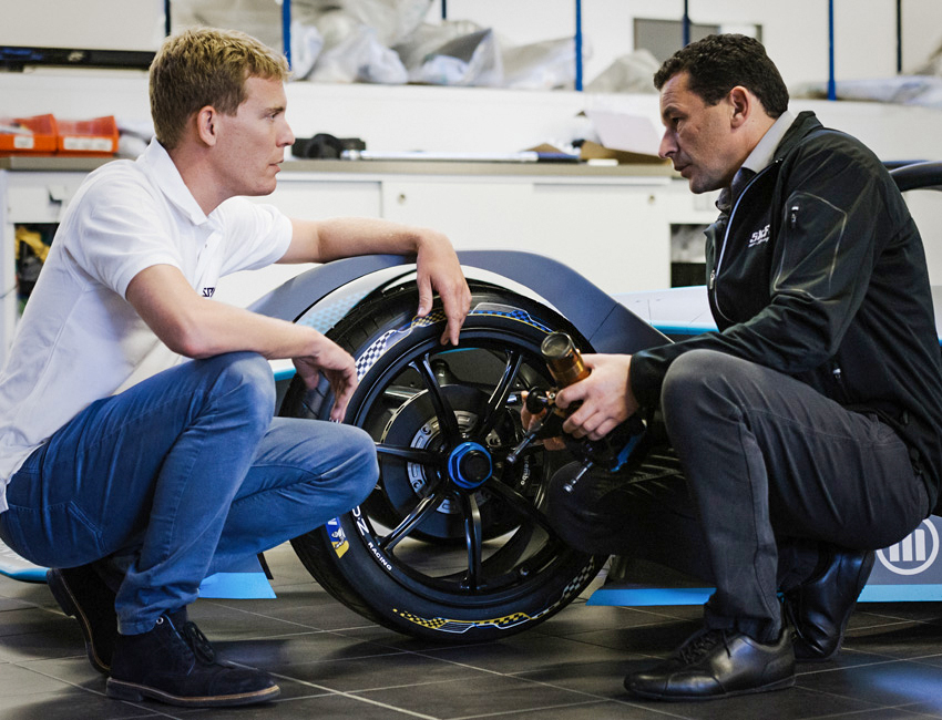 Links: Théophile Gouzin, Leiter des SRT-Konstruktionsbüros. Rechts: Stéphane Lippis, Manager racing bei SKF France.