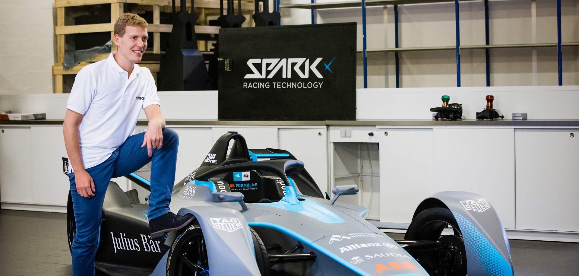 Théophile Gouzin, Leiter des Konstruktionsbüros von SRT, vor dem Gen2-Formel-E-Auto im SRT-Werk in Tigery, Frankreich.