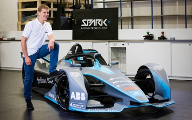 Théophile Gouzin, directeur du bureau d’études SRT, devant la monoplace 100 % électrique, la Gen2, à l'usine SRT de Tigery, en France.
