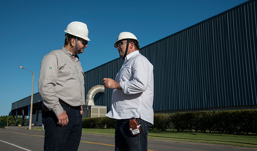 Cristiano Recla Soprani (left), maintenance executive manager of Suzano Aracruz and Elielton Almeida of SKF.