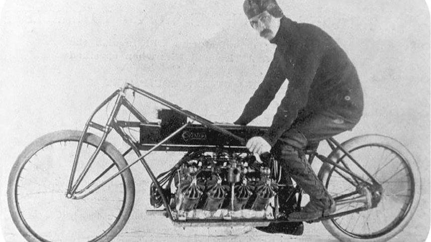 Рис. 2: В 1907 г. Гленн Кёртисс установил на мотоцикле мировой рекорд скорости в 220 км/ч.