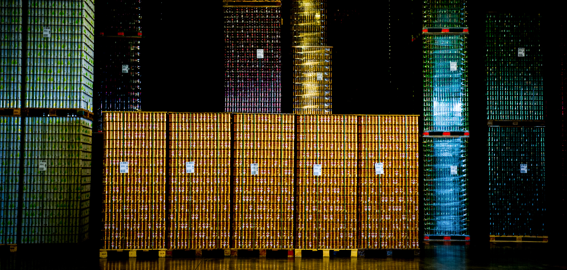 Versandfertige Getränkedosen in der Malmöer Lagerhalle von Ball Corporation.