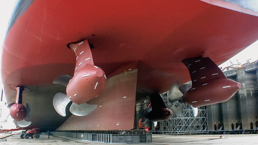 Le Queen Mary 2 en cale sèche chez Blohm & Voss à Hambourg, en Allemagne.