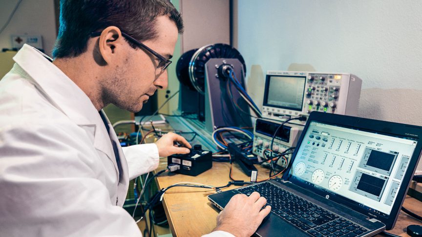 GEM研发工程师Peter Oblak正在测试电机。