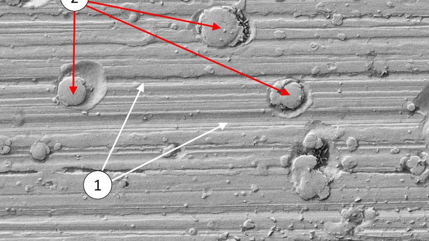 扫描电子显微镜下轴承滚道表面显示由于破坏性电流通过产生的微坑图像