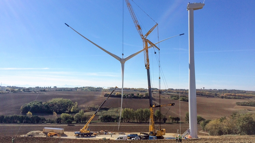 在位于法国Occitanie 地区卡尔蒙的Boralex风电场建造风力发电机。