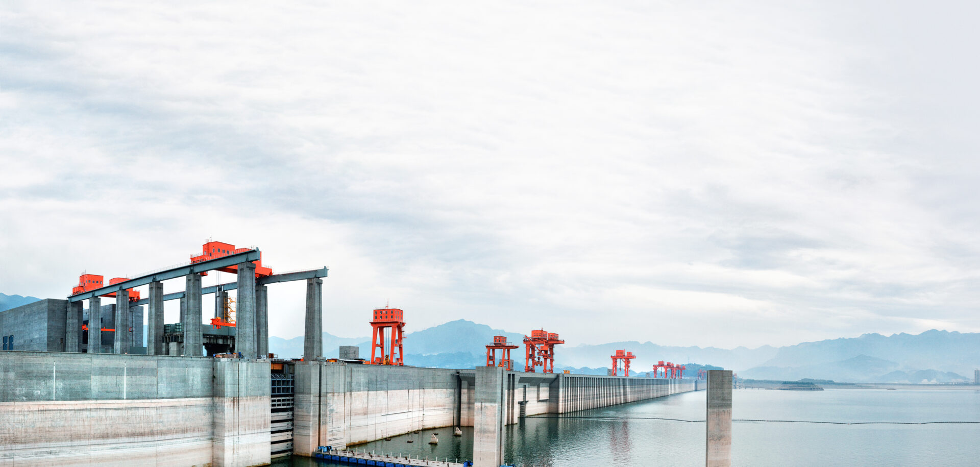 L’ascenseur à bateaux vu de la crête du barrage des Trois Gorges.