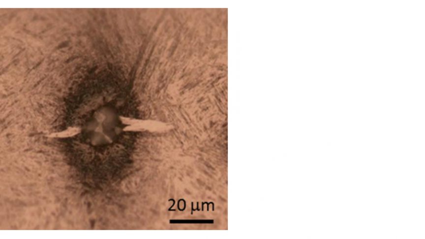 Obr. 1: Únavové poškození ve tvaru motýlích křídel (snímek pořízený světelným mikroskopem), které vzniklo v místě vměstku pod povrchem oběžné dráhy ložiska.