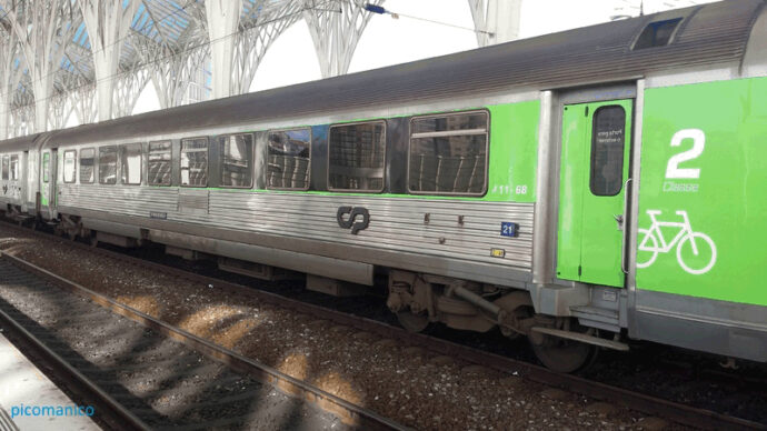 Corail passenger coaches equipped with type Y32 bogies.