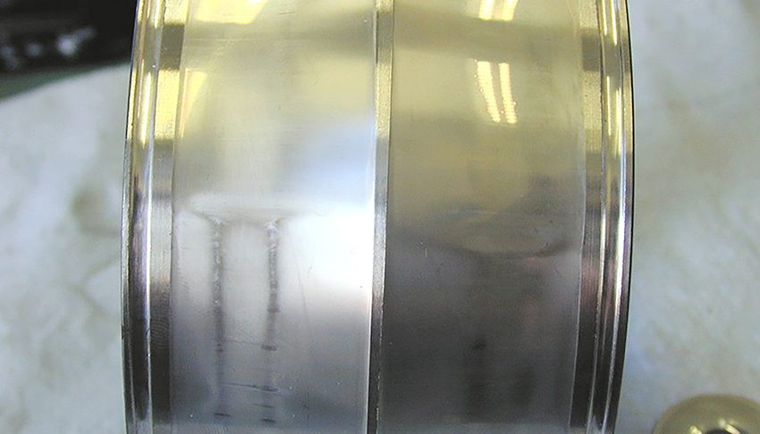 Bild 1: Beispiel für abrasiven Verschleiß am Innenring eines Pendelrollenlagers, verursacht durch Mangelschmierung und Schleifpartikelkontaminierung