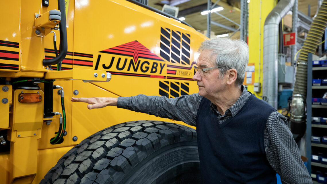 Rune Andersson showing a cab suspension cylinders a